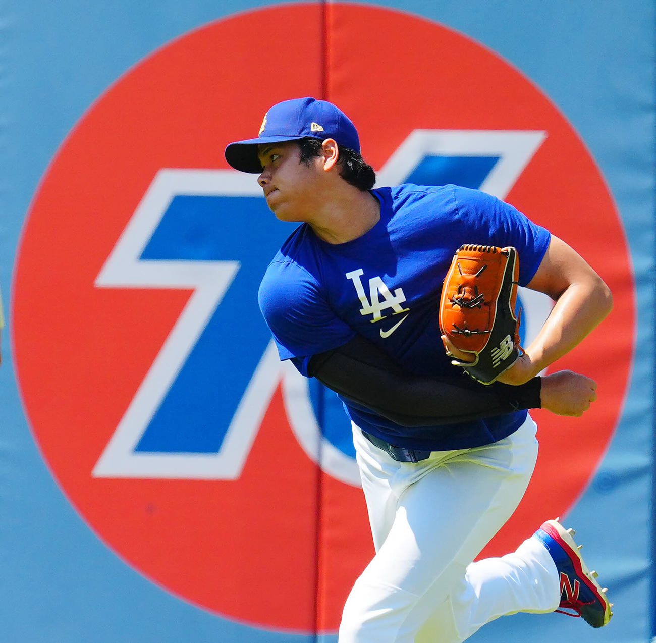 ドジャース対ブルワーズ　投球練習するドジャース大谷（撮影・垰建太）