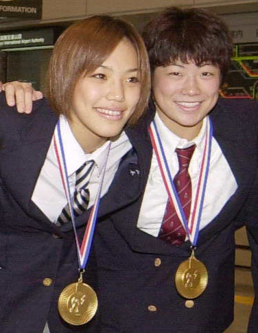 女子レスリング国別対抗W杯で初代女王に輝いた日本チームの山本聖子、坂本日登美（2001年撮影）
