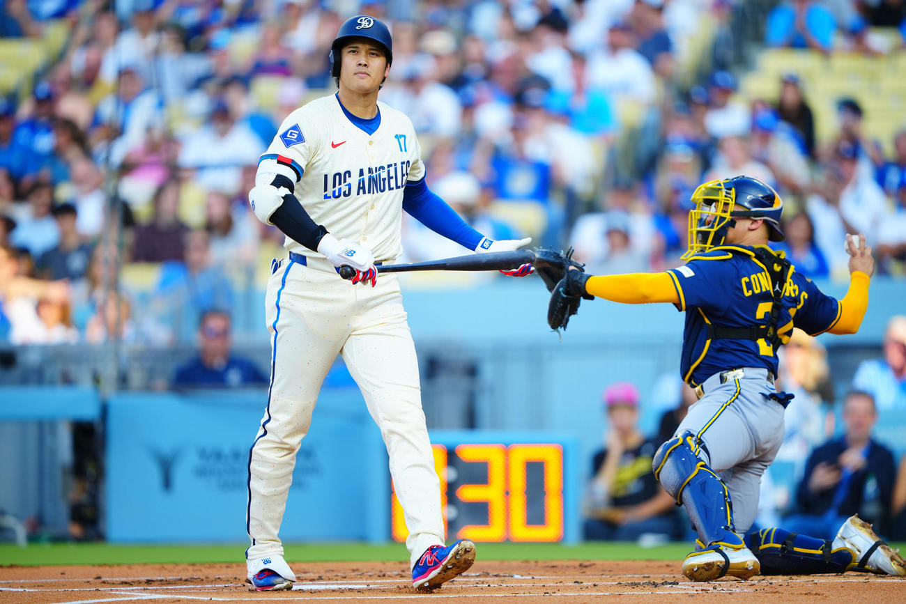 ドジャース対ブルワーズ　1回裏ドジャース無死、空振り三振に倒れる大谷（撮影・垰建太）