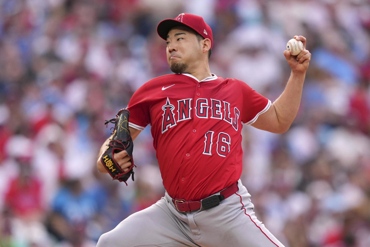 フィリーズ戦で力投するエンゼルス菊池（AP）