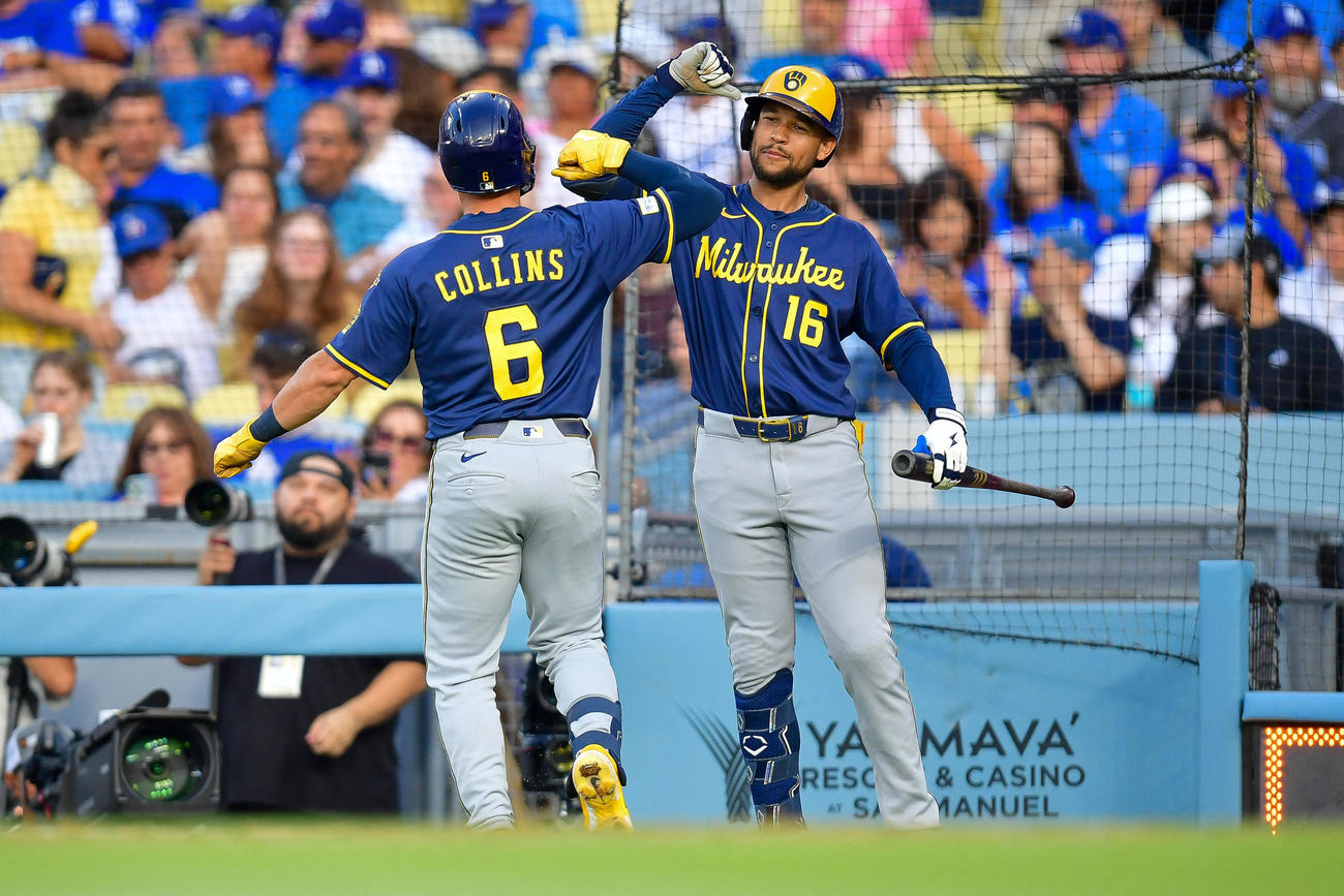 ドジャース－ブルワーズ　4回、勝ち越しの本塁打を放ったブルワーズのコリンズ（左）（Gary A. Vasquez-Imagn Images＝ロイター）