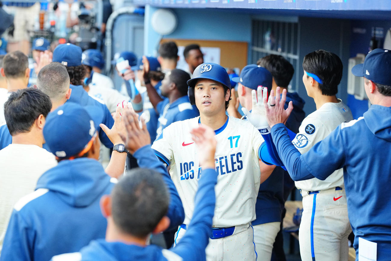 ドジャース対ブルワーズ　3回裏ドジャース無死一塁、2点本塁打を放ちナインの出迎えを受ける大谷（撮影・垰建太）