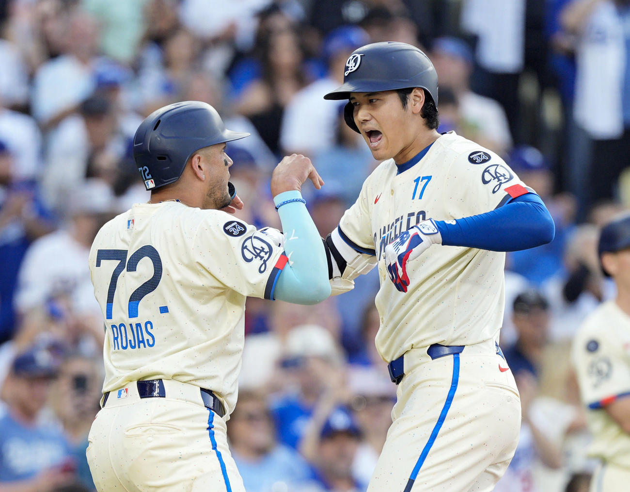 ブルワーズ戦の3回、33号2ランを放ちロハス（左）とポーズをとるドジャース大谷（共同）