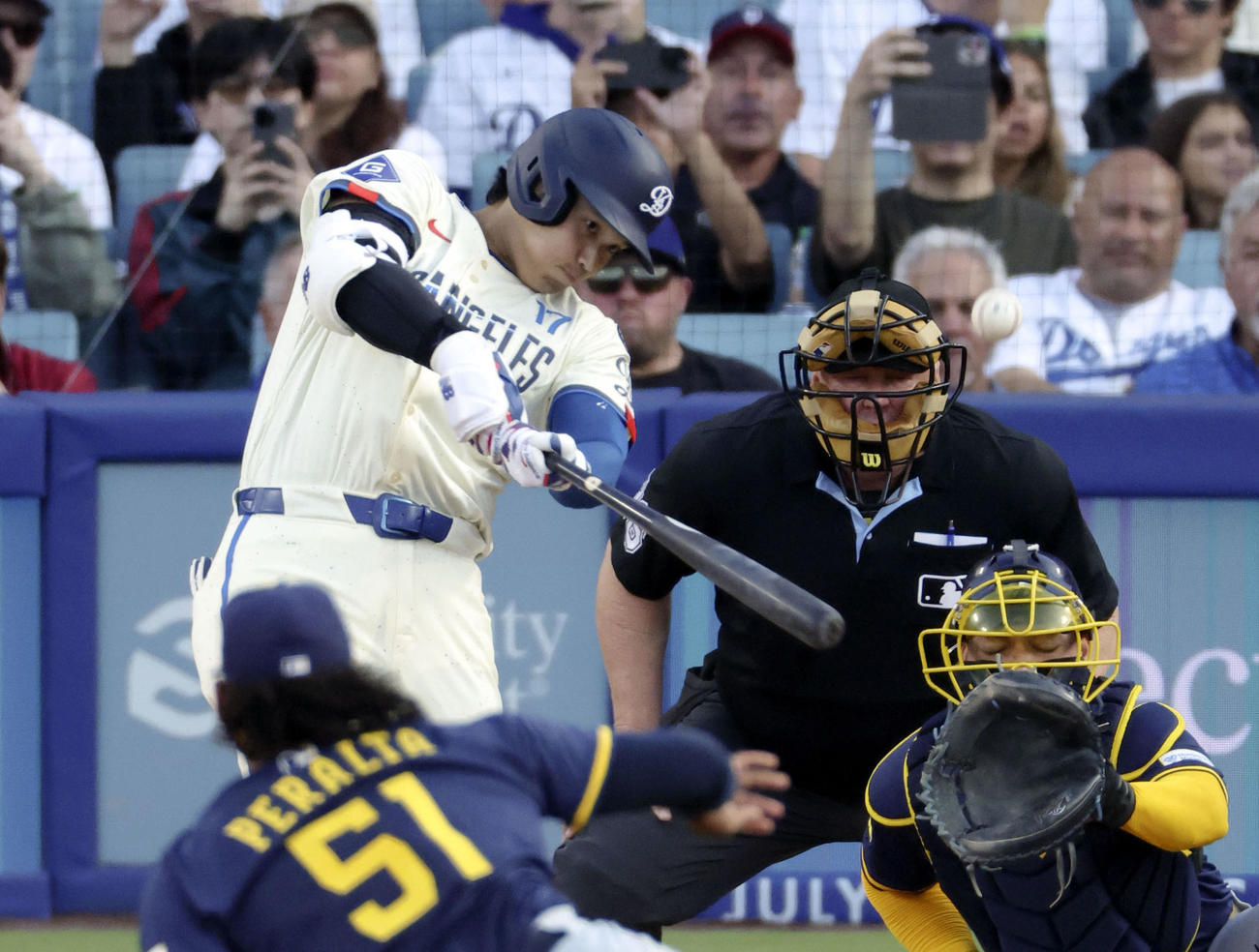 ブルワーズ戦の3回、33号2ランを放つドジャース大谷。投手ペラルタ（共同）