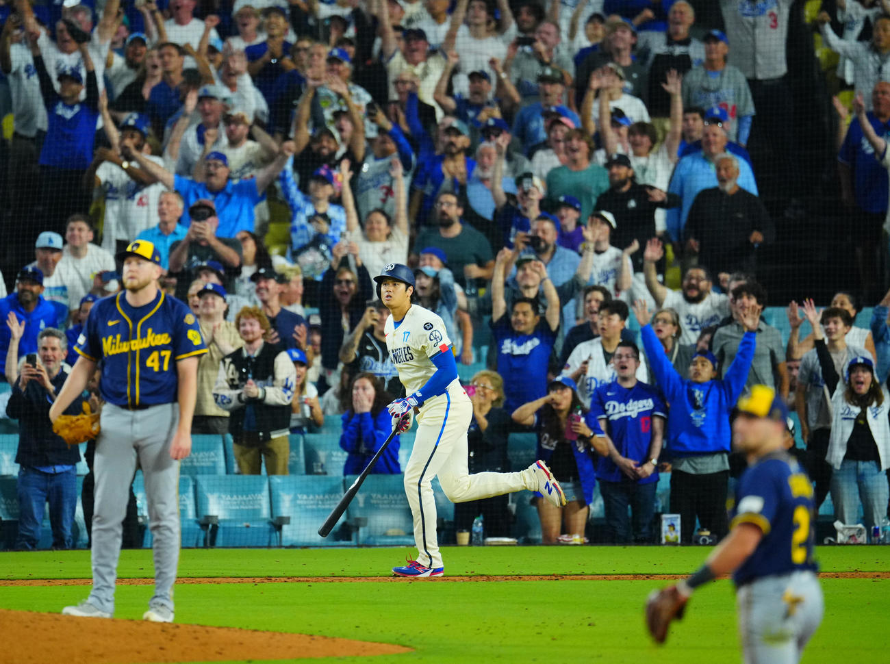 ドジャース対ブルワーズ　8回裏ドジャース2死、鋭い当たりにファンが盛り上がるも中飛に倒れる大谷（撮影・垰建太）