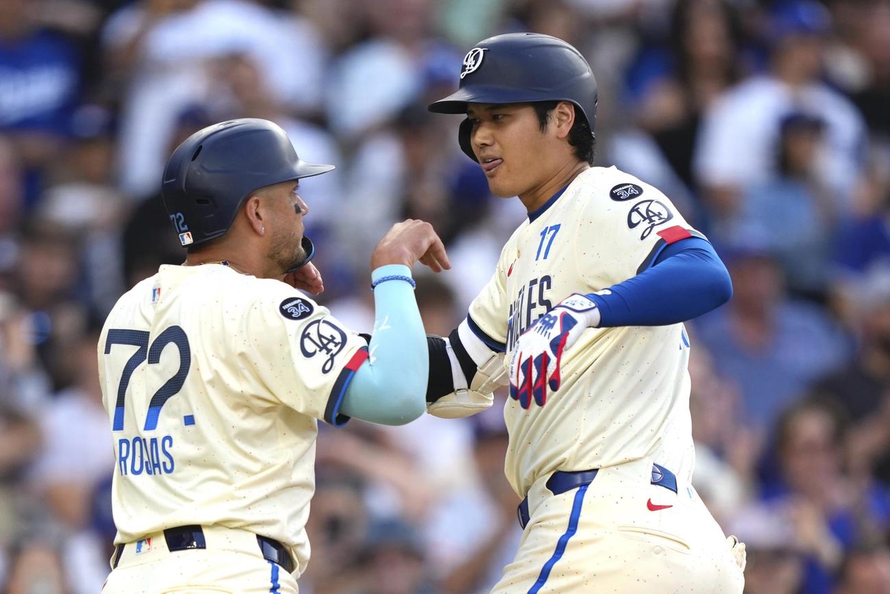 ブルワーズ戦で33号2ランを放ったドジャース大谷翔平（右）はチーム同僚のロハスと喜びを分かち合う（AP)