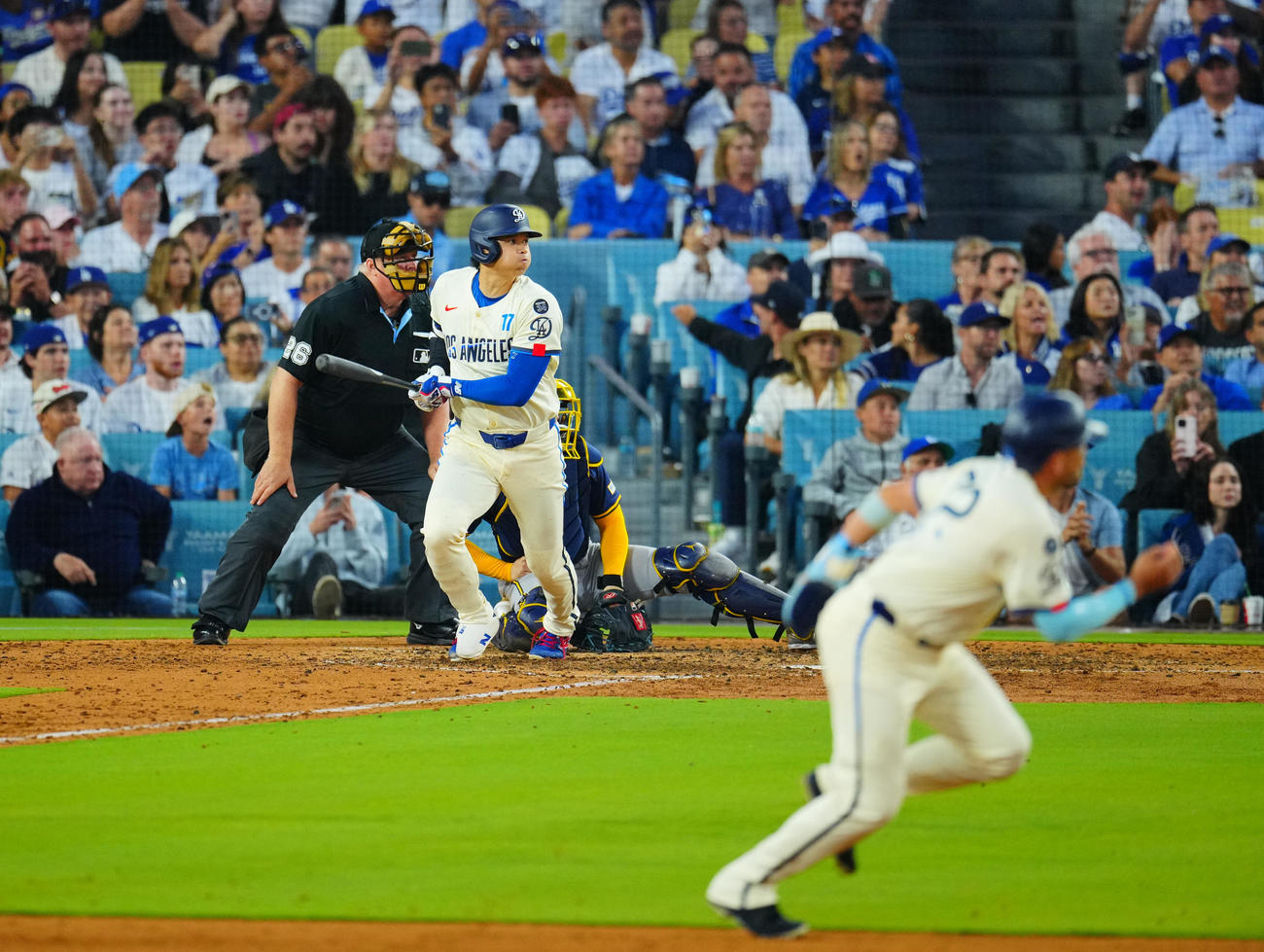 ドジャース対ブルワーズ　6回裏ドジャース2死一、二塁、適時打を放つ大谷（撮影・垰建太）