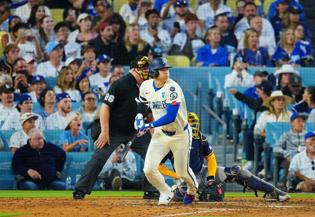 ドジャース対ブルワーズ　6回裏ドジャース2死一、二塁、適時打を放つ大谷（撮影・垰建太）