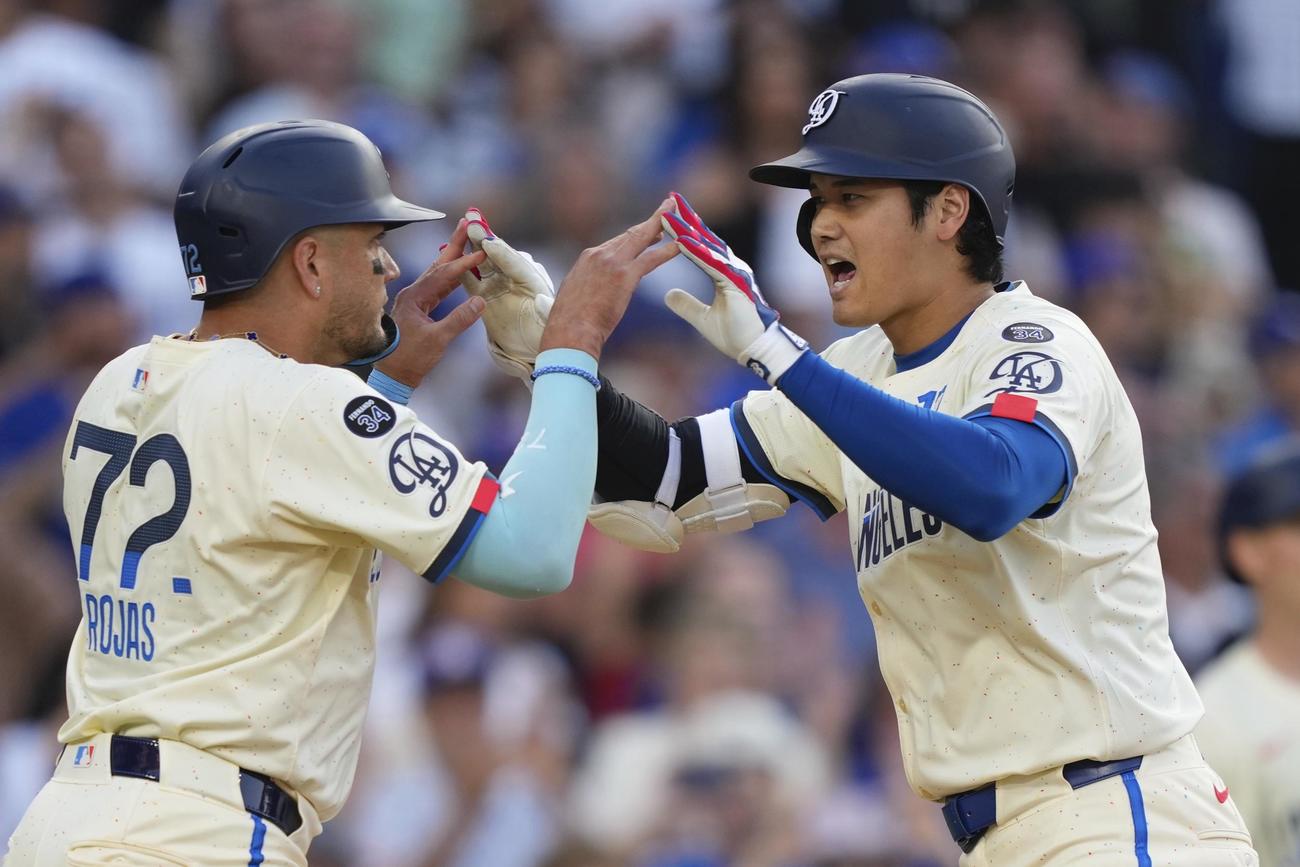 ブルワーズ戦で33号2ランを放ったドジャース大谷翔平（右）はチーム同僚のロハスと喜びを分かち合う（AP)