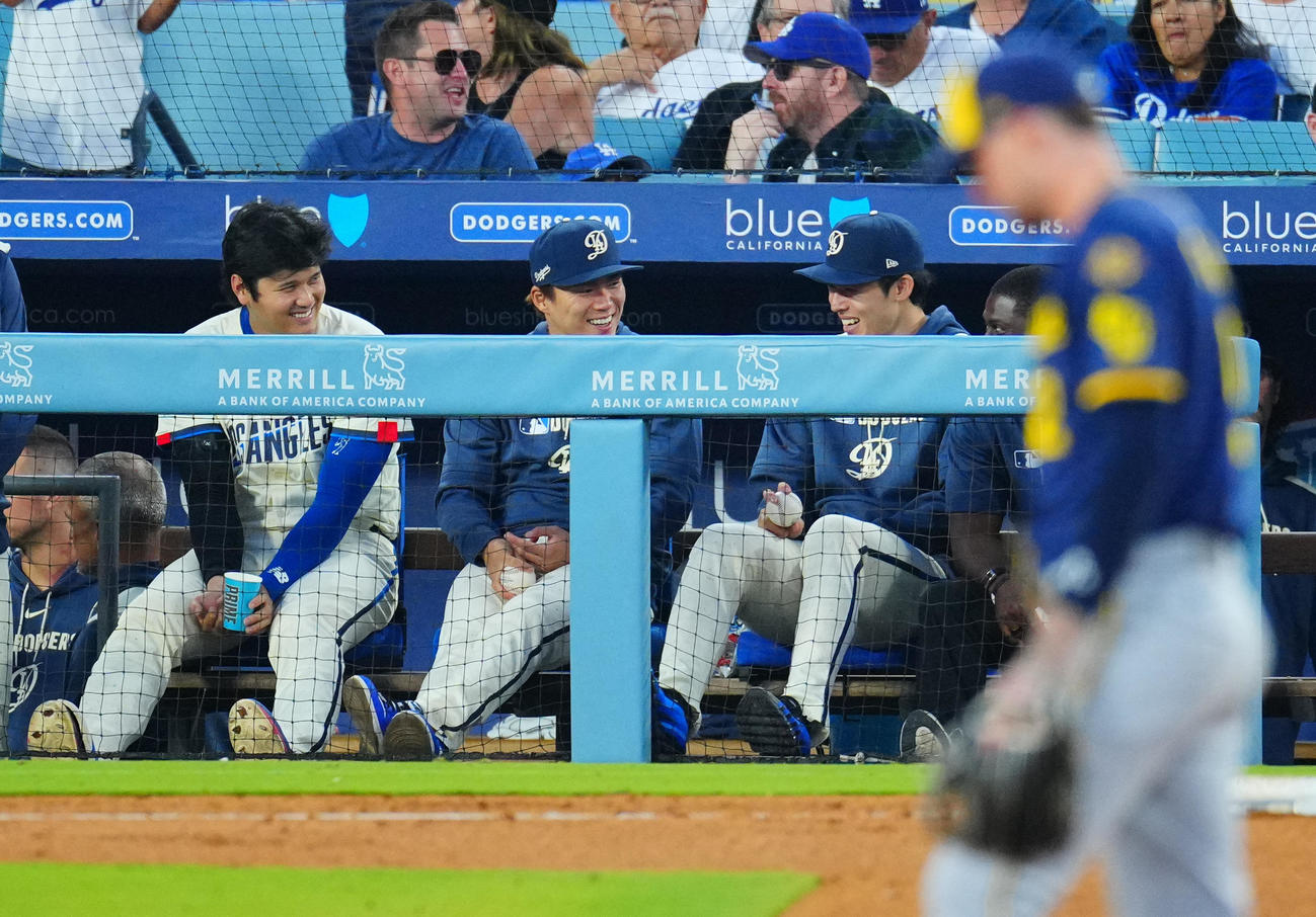 ドジャース対ブルワーズ　ベンチで談笑するドジャース大谷（左）、山本（中央）、佐々木（撮影・垰建太）