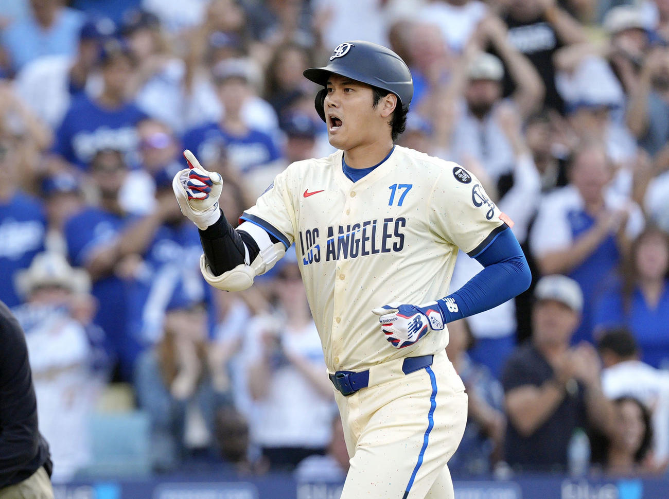 ブルワーズ戦の3回、33号2ランを放ち本塁へ向かうドジャース大谷（共同）