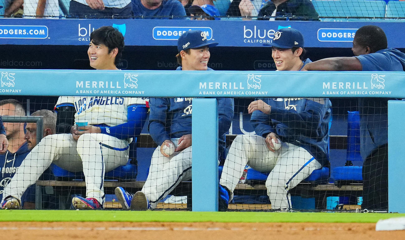 ドジャース対ブルワーズ　ベンチで並んで笑顔を見せるドジャース山本（中央）、大谷（左）、佐々木（撮影・垰建太）