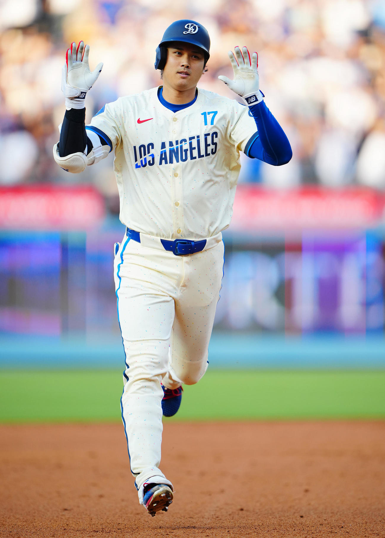 ドジャース対ブルワーズ　3回裏ドジャース無死一塁、2点本塁打を放ちナインに向かってポーズを決める大谷（撮影・垰建太）