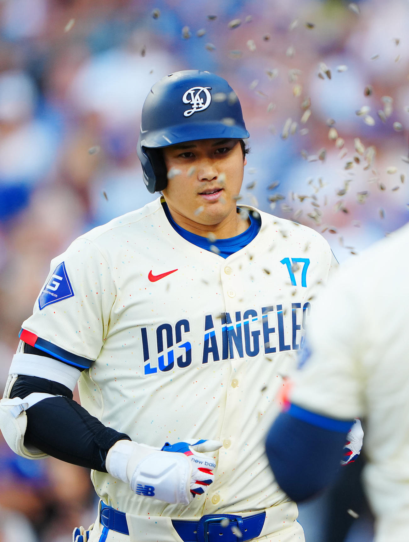 ドジャース対ブルワーズ　3回裏ドジャース無死一塁、2点本塁打を放ち祝福のヒマワリの種を浴びる大谷（撮影・垰建太）