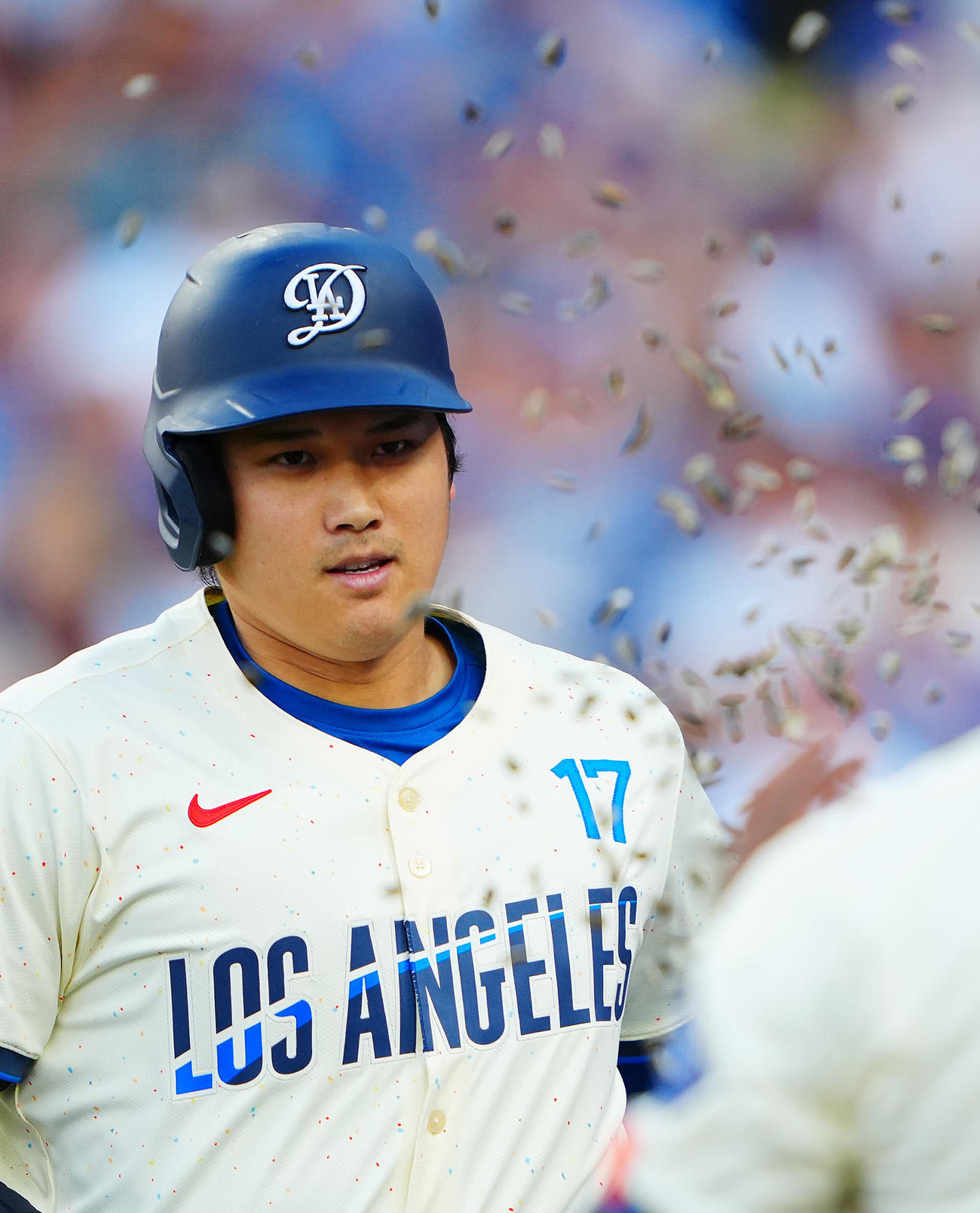ドジャース対ブルワーズ　3回裏ドジャース無死一塁、2点本塁打を放ち祝福のヒマワリの種を浴びる大谷（撮影・垰建太）