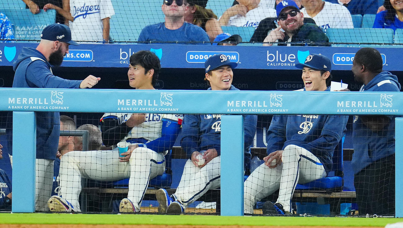 ドジャース対ブルワーズ　ベンチで並んで笑顔を見せるドジャース山本（中央）、大谷（左）、佐々木（撮影・垰建太）