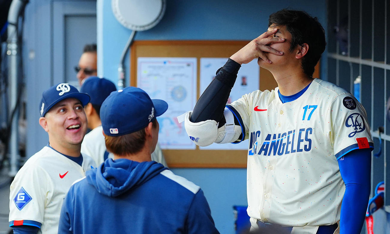 ドジャース対ブルワーズ　ベンチでドジャース大谷（右）は山本（中央）とタッチからのポーズを決め合う（撮影・垰建太）
