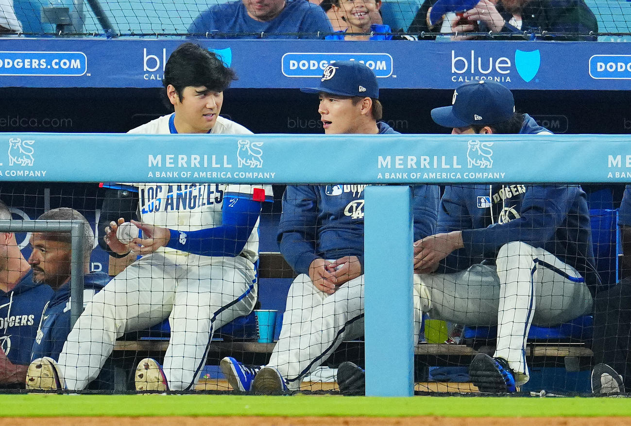 ドジャース対ブルワーズ　ベンチでドジャース大谷（左）はボールを手に山本（中央）、佐々木と言葉を交わす（撮影・垰建太）