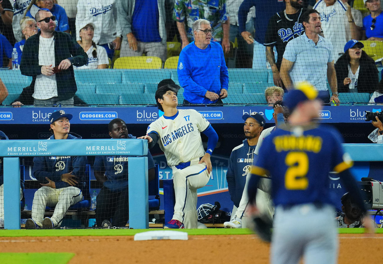 ドジャース対ブルワーズ　9回裏ドジャース無死、スミスの左飛の打球を渋い表情で見つめる大谷（中央）、山本（左）ら（撮影・垰建太）