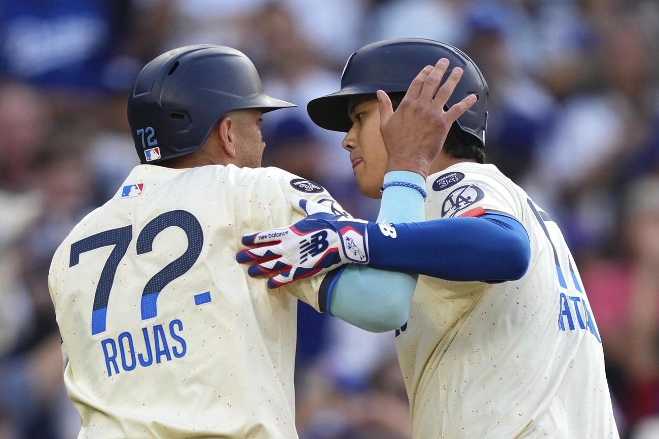 ブルワーズ戦で33号2ランを放ったドジャース大谷翔平（右）はチーム同僚のロハスと喜びを分かち合う（AP)