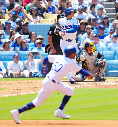 ドジャース対ブルワーズ 3回裏ドジャース2死一塁、2点本塁打を放つ大谷。手前は一走ベッツ(撮影・垰建太)