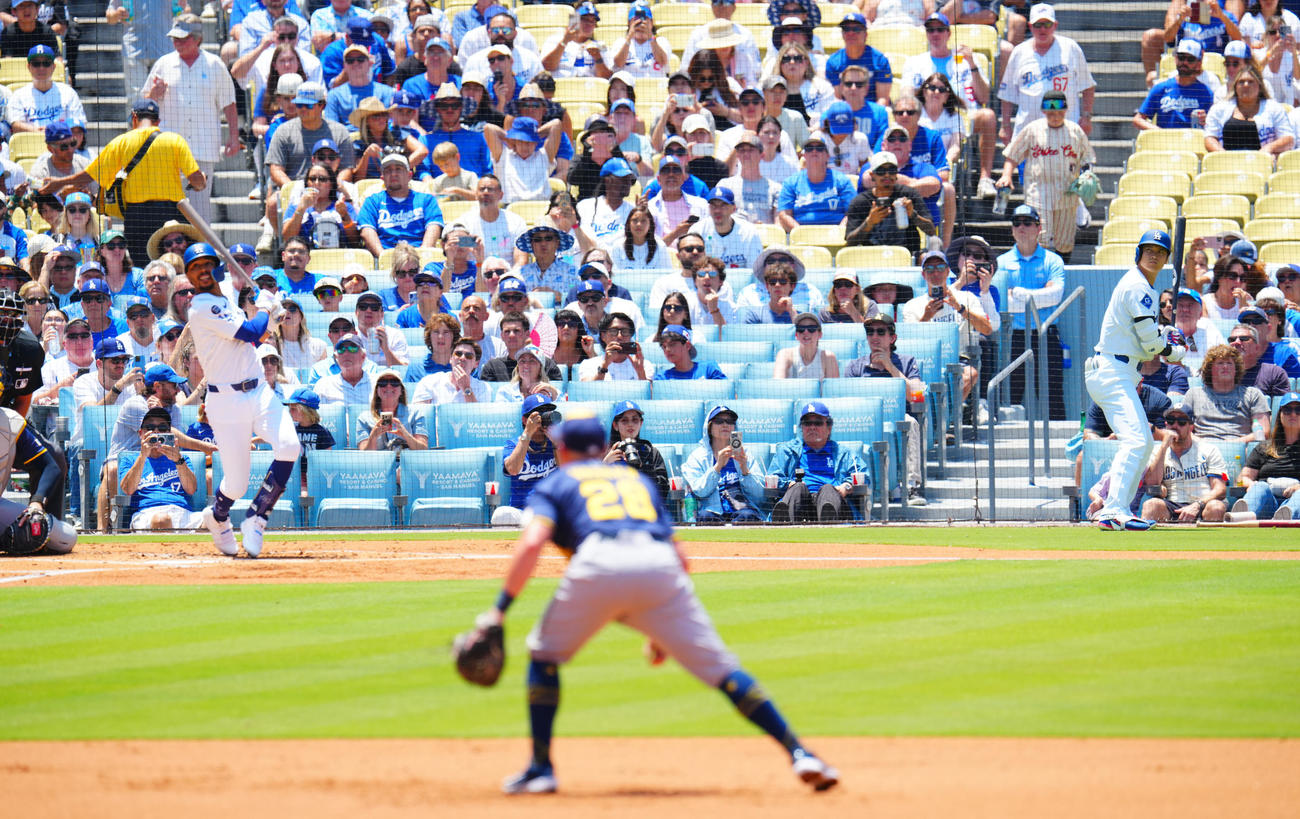 ドジャース対ブルワーズ　1回裏ドジャース無死、ネクストバッターズサークルで1番ベッツ（左）の打席を見つめる大谷（撮影・垰建太）