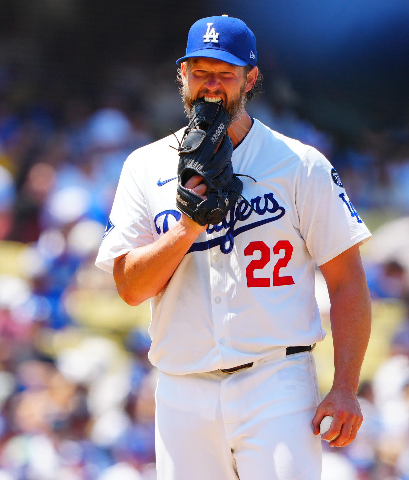 ドジャース対ブルワーズ　5回表ブルワーズ1死一塁、ボーンに左前打を許しグラブを噛み悔しがるカーショー（撮影・垰建太）