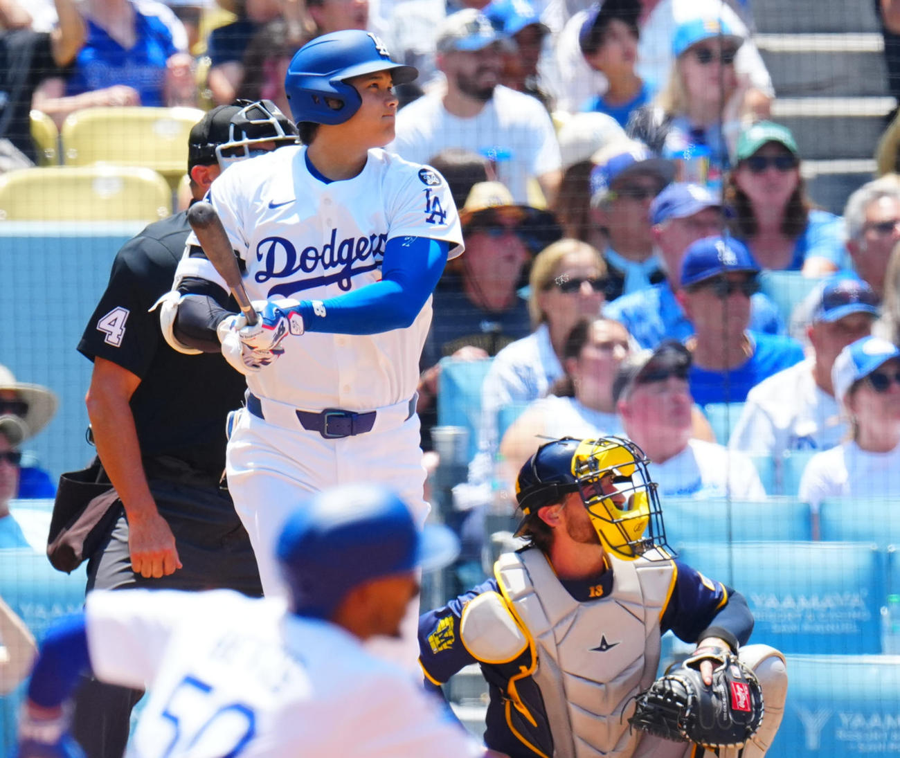 ドジャース対ブルワーズ　3回裏ドジャース2死一塁、2点本塁打を放つ大谷。手前は一走ベッツ（撮影・垰建太）
