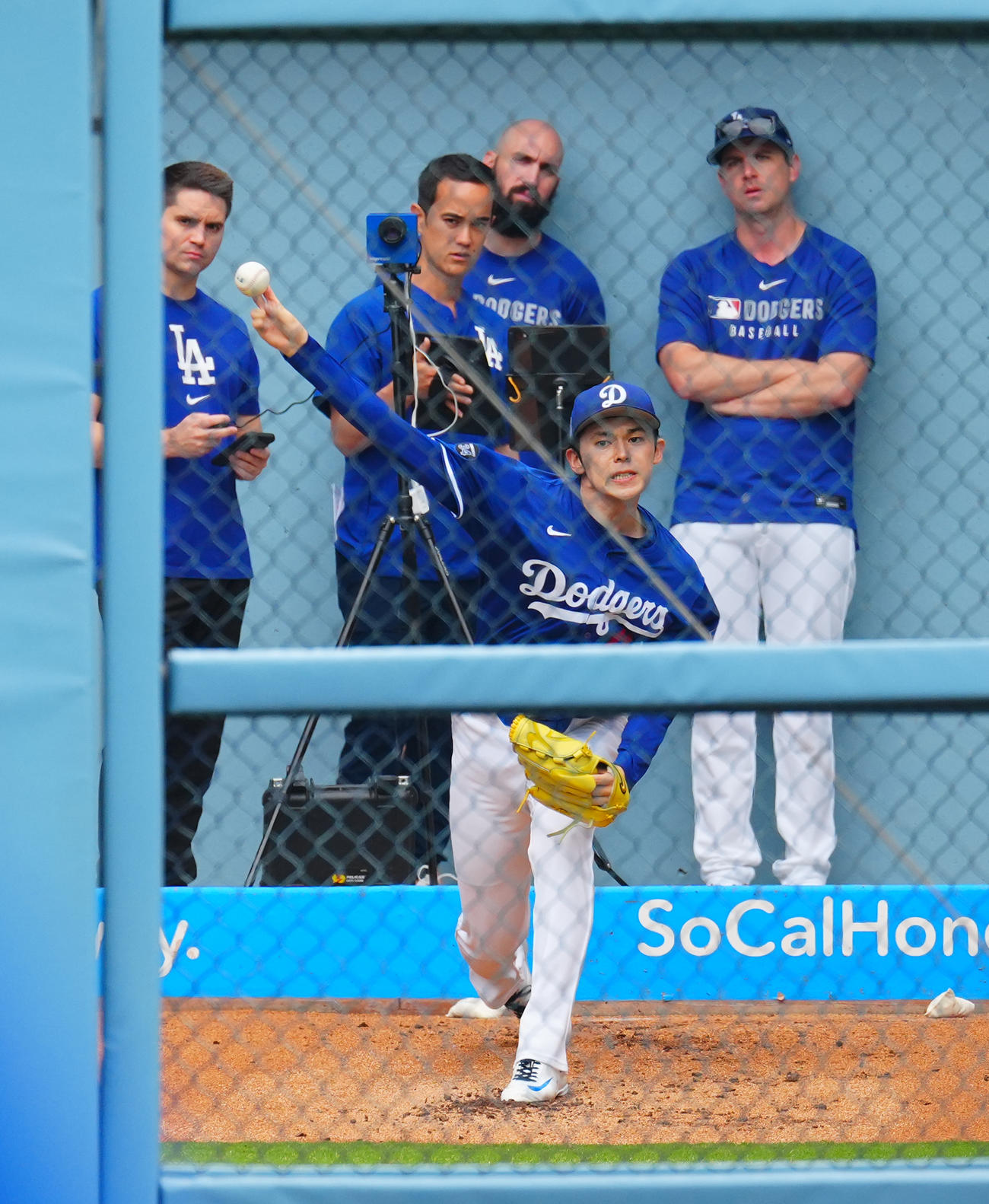 ドジャース対ブルワーズ　試合前、投球練習するドジャース佐々木（撮影・垰建太）