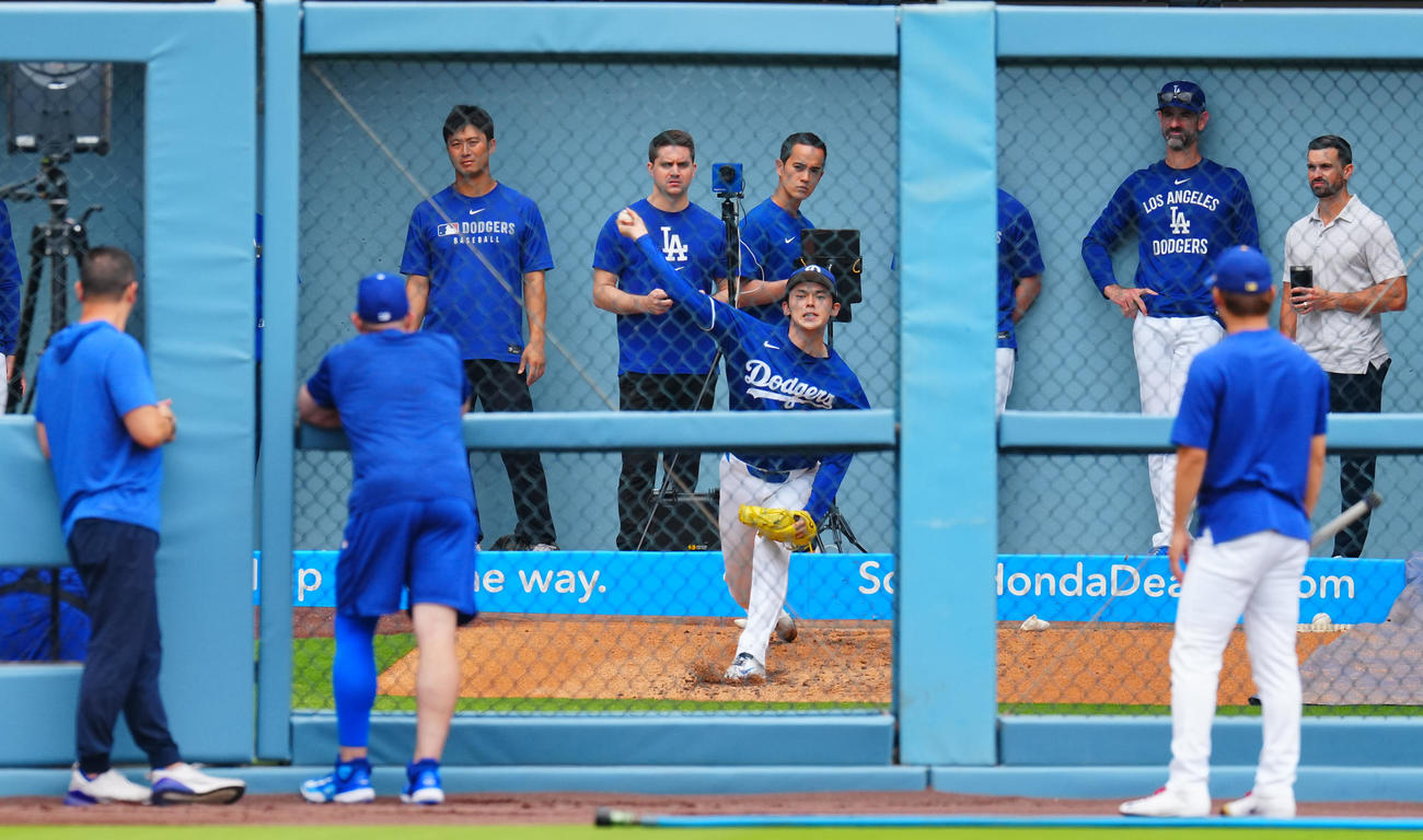 ドジャース対ブルワーズ　試合前、投球練習するドジャース佐々木（撮影・垰建太）