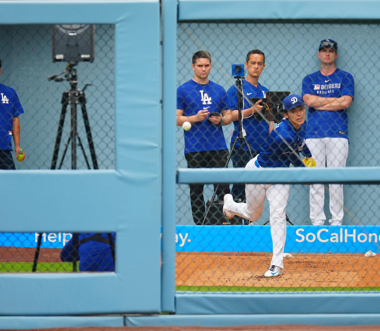 ドジャース対ブルワーズ　試合前、投球練習するドジャース佐々木（撮影・垰建太）