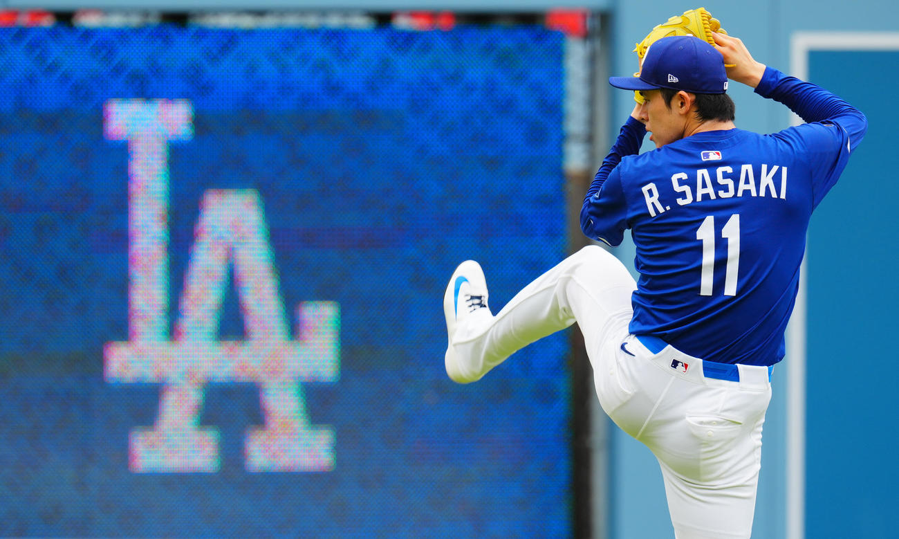 ドジャース対ブルワーズ　試合前、投球練習するドジャース佐々木（撮影・垰建太）