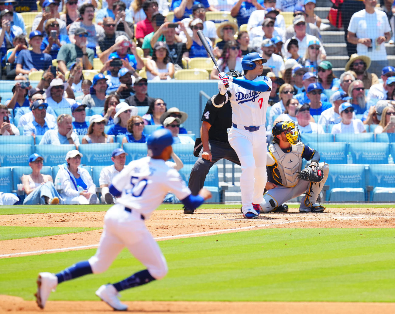 ドジャース対ブルワーズ　3回裏ドジャース2死一塁、2点本塁打を放つ大谷。手前は一走ベッツ（撮影・垰建太）