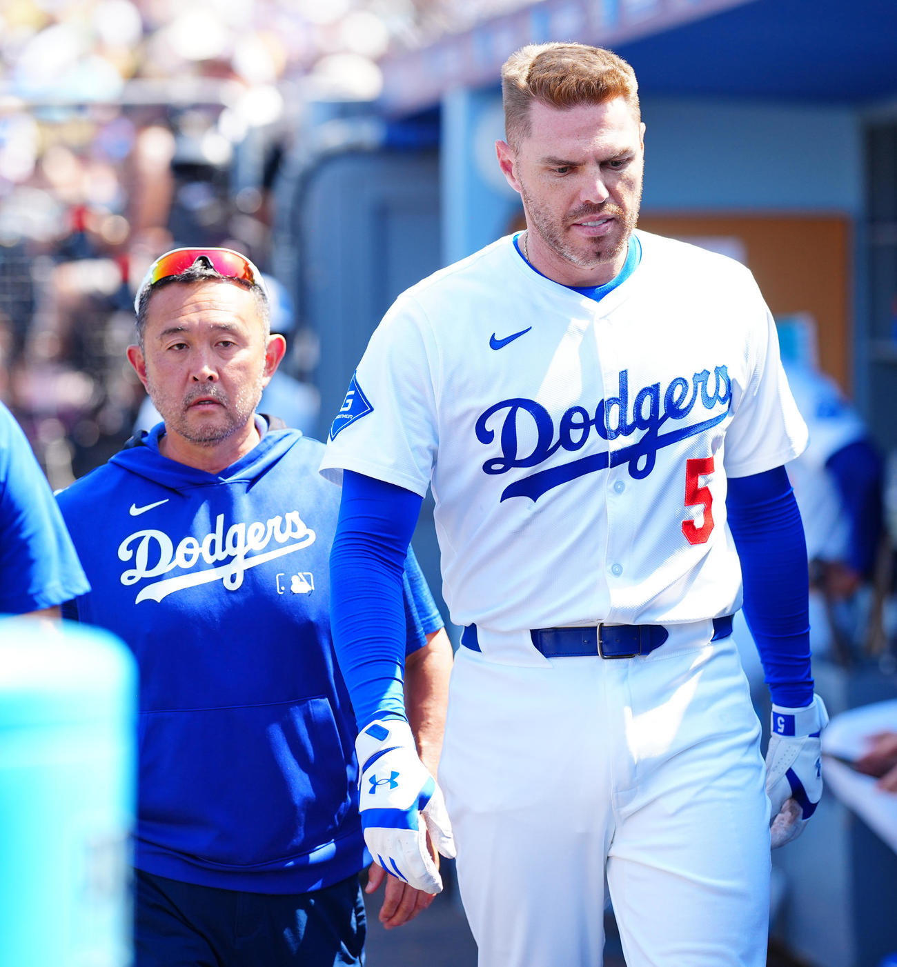 ドジャース対ブルワーズ　6回裏ドジャース2死、死球を受け交代するフリーマン（右）（撮影・垰建太）