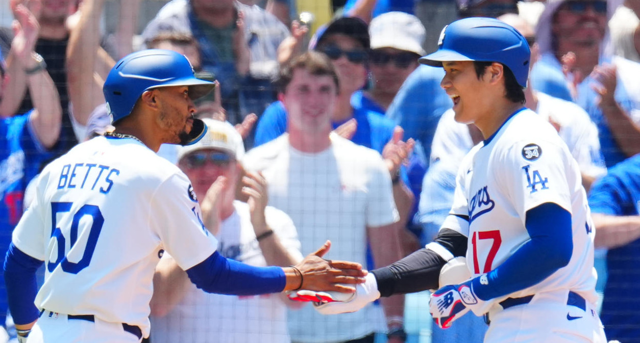 ドジャース対ブルワーズ　3回裏ドジャース2死一塁、2点本塁打を放ち笑顔でタッチを交わす大谷（右）とベッツ（撮影・垰建太）