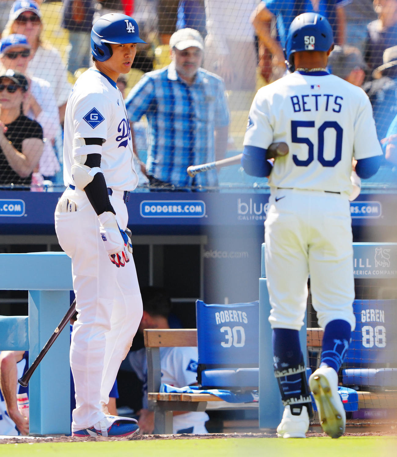 ドジャース対ブルワーズ　9回裏ドジャース2死満塁、ベッツ（右）が中直に倒れ打席が回ってこなかった大谷はベンチ前で出迎える（撮影・垰建太）