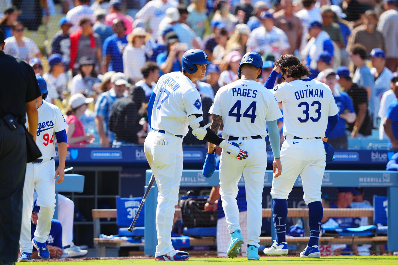 ドジャース対ブルワーズ　9回裏ドジャース2死満塁、ベッツが中直に倒れ打席が回ってこなかった大谷（左）は引き揚げるナインを渋い表情で出迎える（撮影・垰建太）