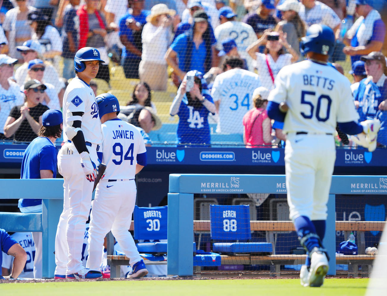 ドジャース対ブルワーズ　9回裏ドジャース2死満塁、ベッツ（右）が中直に倒れ打席が回ってこなかった大谷はベンチ前で出迎える（撮影・垰建太）