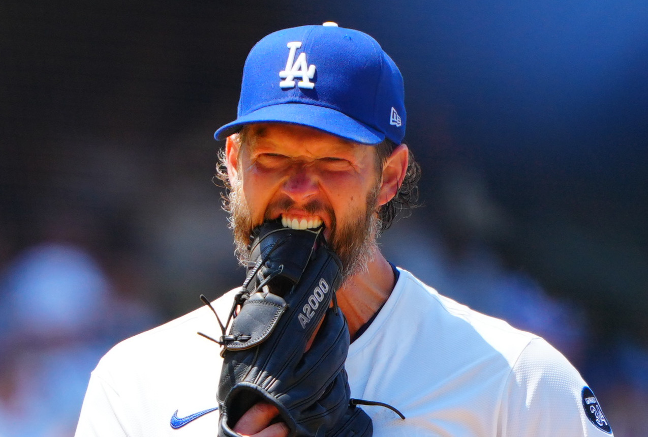 ドジャース対ブルワーズ　5回表ブルワーズ1死一塁、ボーンに左前打を許しグラブを噛み悔しがるカーショー（撮影・垰建太）