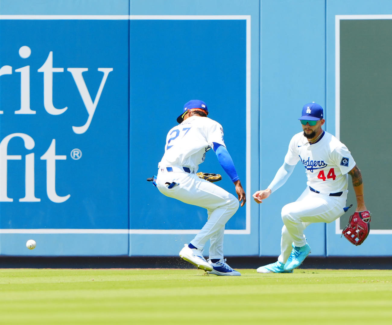 ドジャース対ブルワーズ　5回表ブルワーズ1死一塁、ボーンの打球の処理にもたつくルイーズ（左）とパヘス（撮影・垰建太）