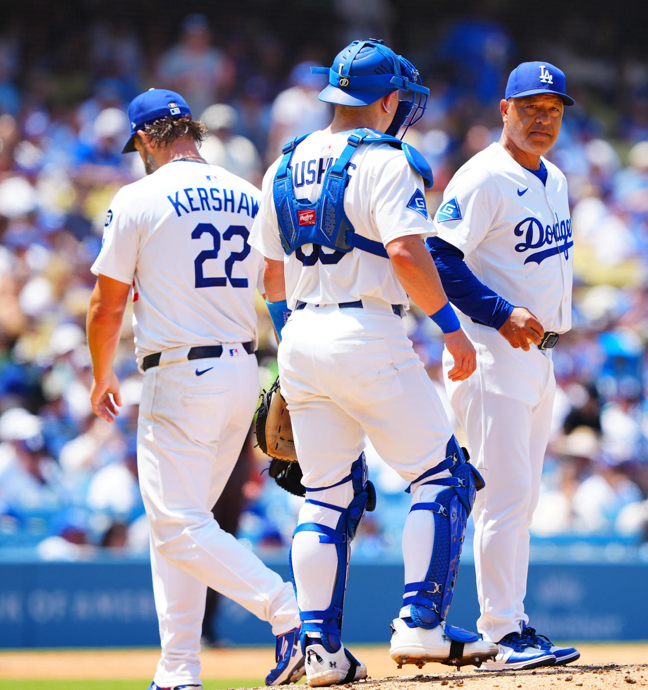 ドジャース対ブルワーズ　5回表ブルワーズ1死、一、三塁、カーショー（左）を降板させるロバーツ監督（右）（撮影・垰建太）