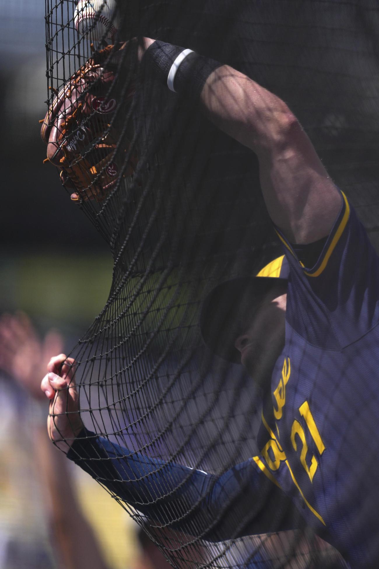 ネット際の打球を処理しようとするブルワーズの三塁手ケイレブ・ダービン（AP）