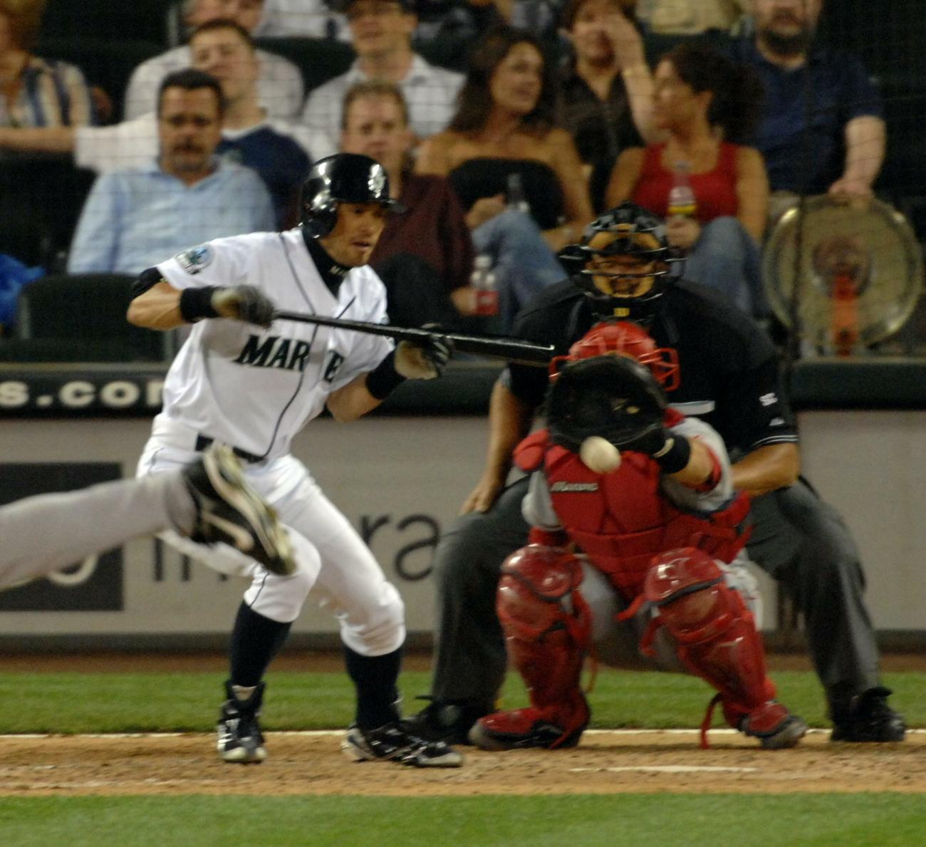 イチローは三塁前にバントヒットを決める（2007年7月31日撮影）