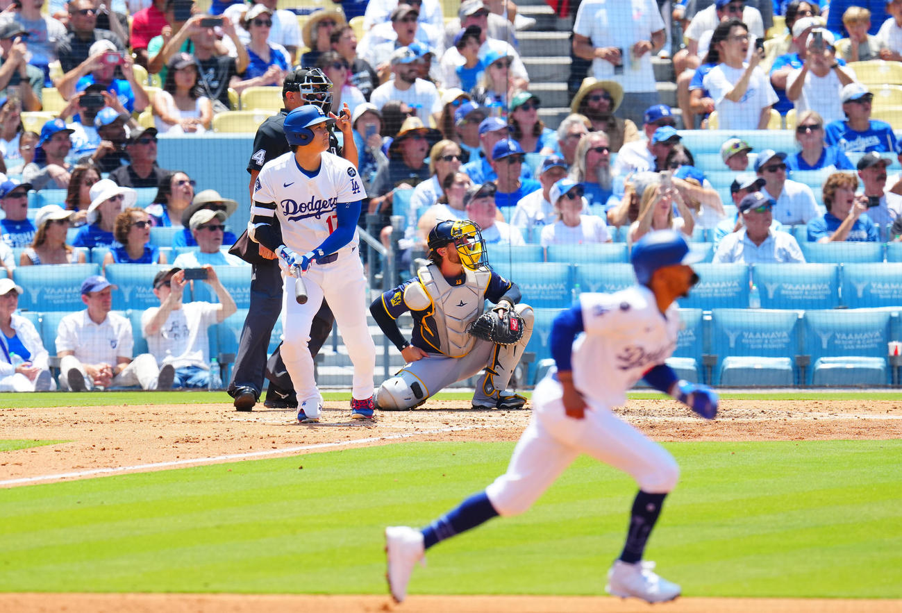 ドジャース対ブルワーズ　3回裏ドジャース2死一塁、2点本塁打を放つ大谷。手前は一走ベッツ（撮影・垰建太）