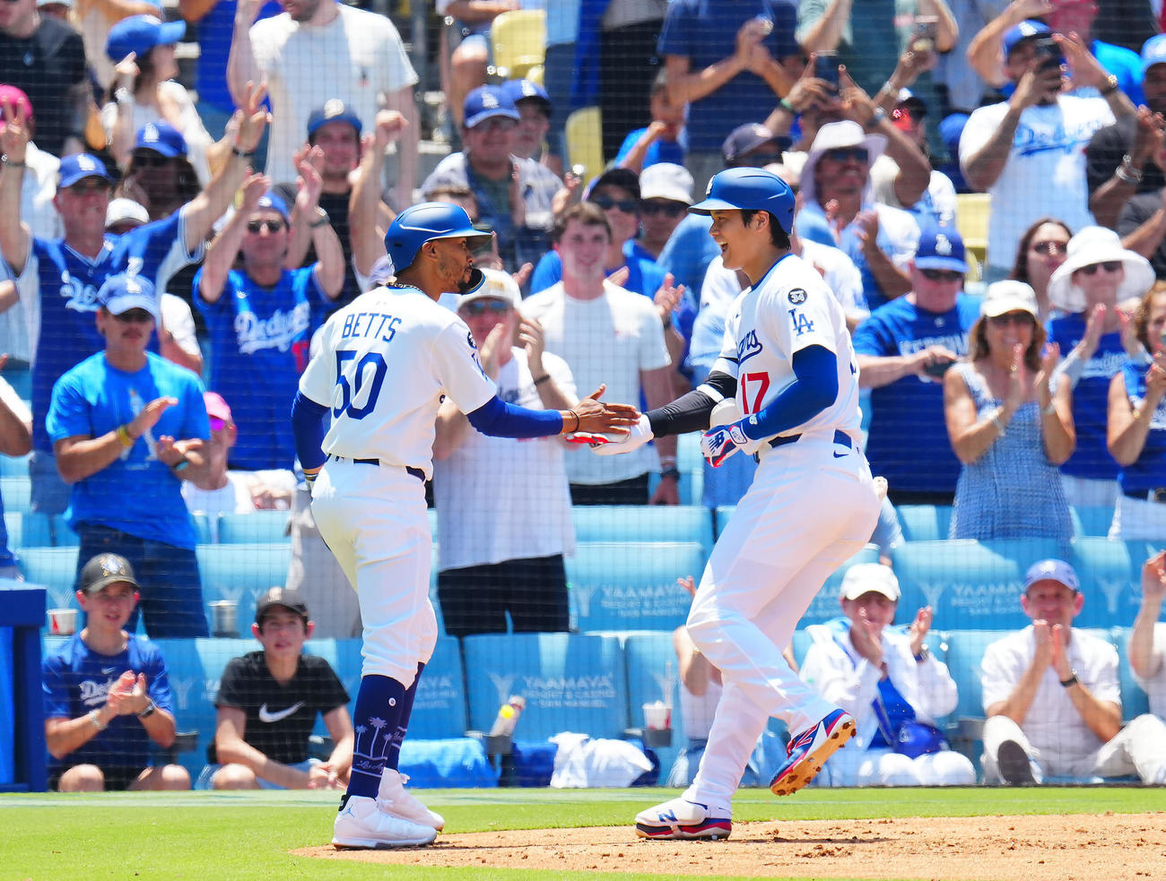 ドジャース対ブルワーズ　3回裏ドジャース2死一塁、2点本塁打を放った大谷（右）はベッツと笑顔でタッチを交わす（撮影・垰建太）