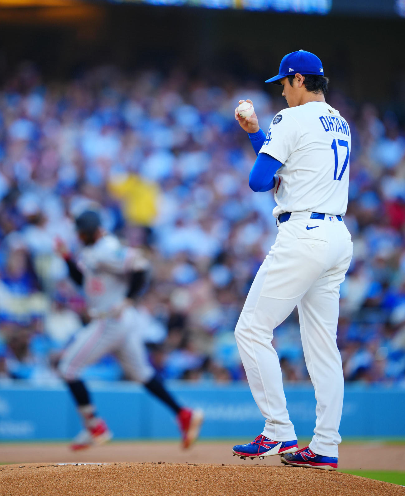 ドジャース対ツインズ　1回表ツインズ無死、バクストン（後方）に先制本塁打を浴びる大谷（撮影・垰建太）