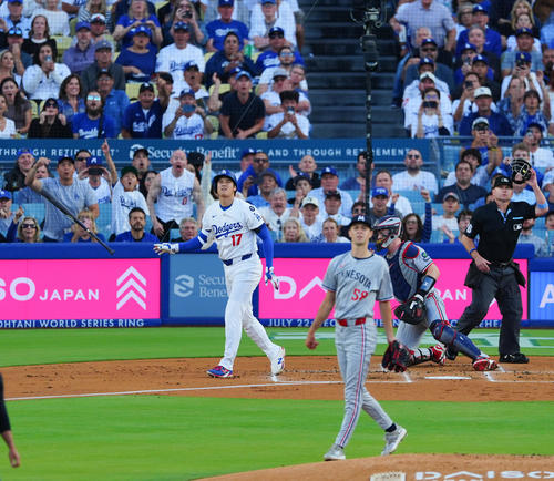 ドジャース対ツインズ　1回裏ドジャース無死一塁、中越え2点本塁打を放つ大谷。投手フェスタ（撮影・垰建太）