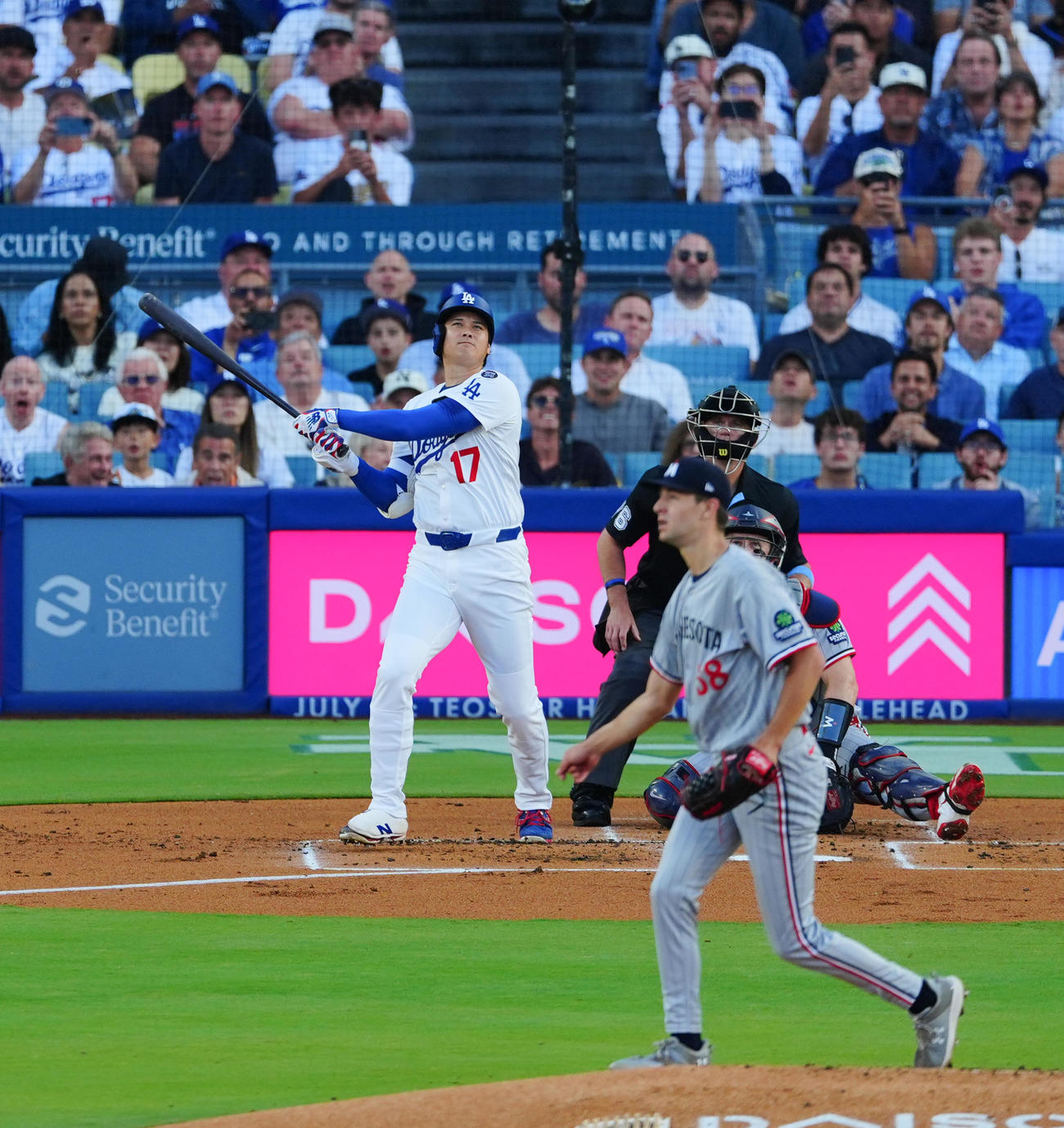 ドジャース対ツインズ　1回裏ドジャース無死一塁、中越え2点本塁打を放つ大谷。投手フェスタ（撮影・垰建太）