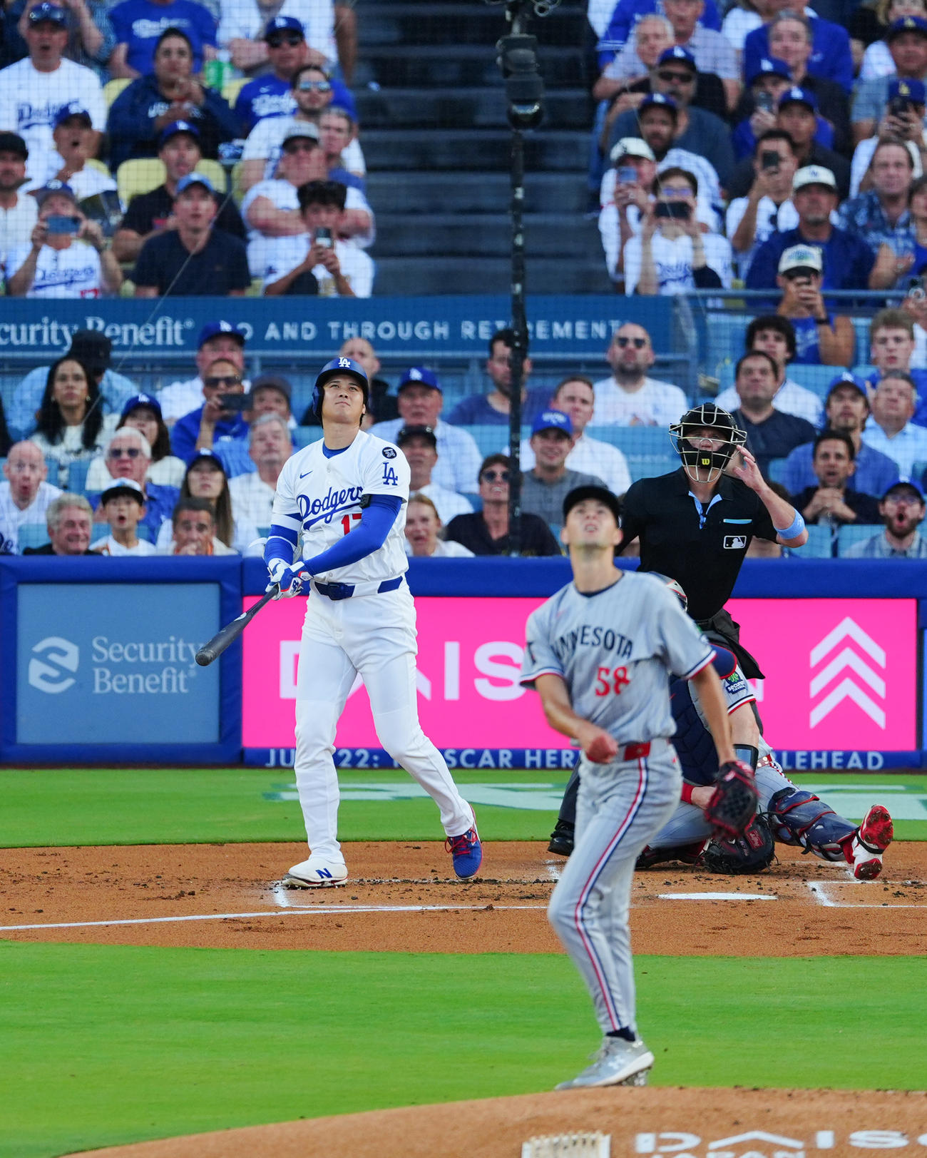 ドジャース対ツインズ　1回裏ドジャース無死一塁、中越え2点本塁打を放つ大谷。投手フェスタ（撮影・垰建太）
