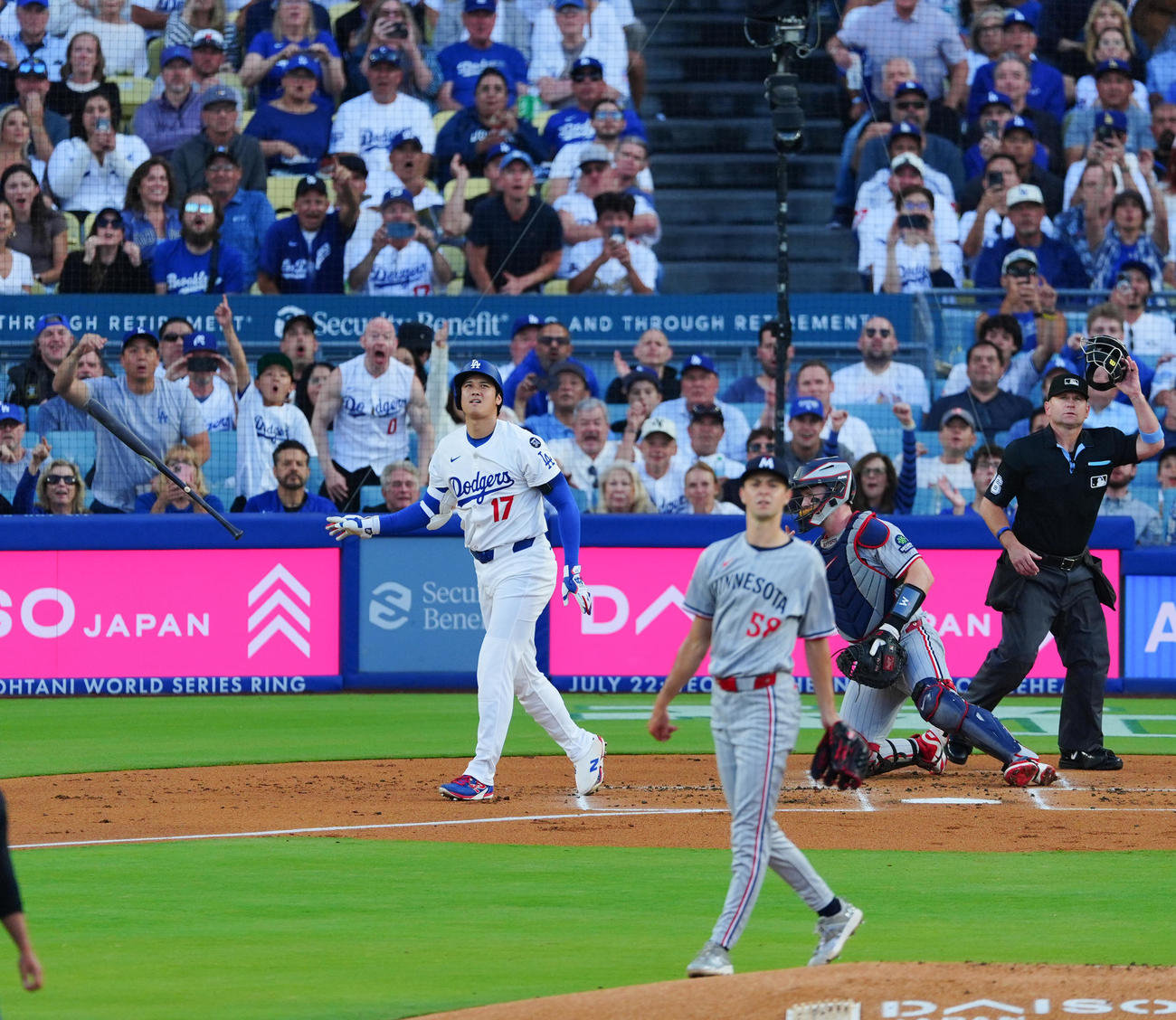 ドジャース対ツインズ　1回裏ドジャース無死一塁、中越え2点本塁打を放つ大谷。投手フェスタ（撮影・垰建太）